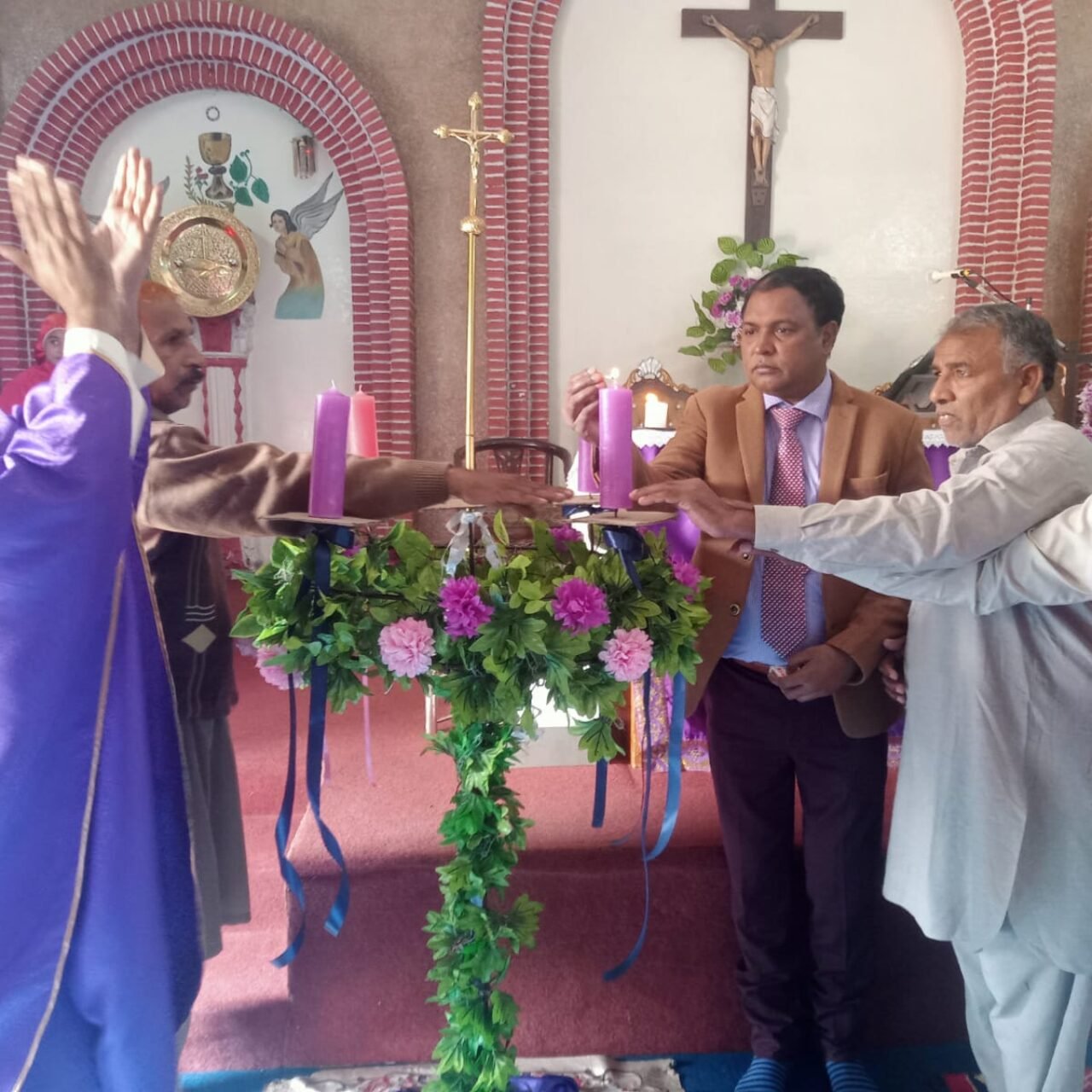 Mr. Shahzad Lawrence lit the candle on 1st Sunday of Advent at ST. Francis Xavier Parish on 03.12.2023.