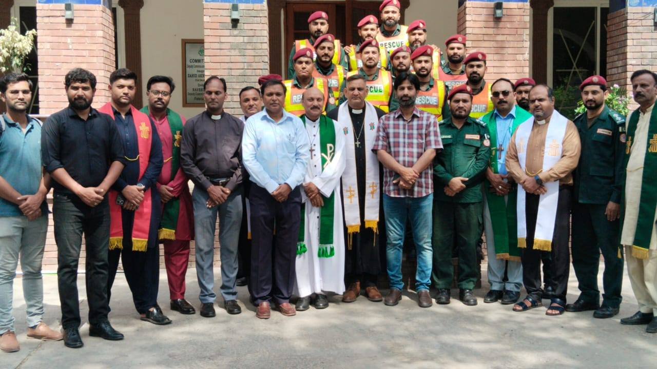 A group photo with the additional deputy commissioner General along with the staff of Rescue 1122, Civil Defense at DC Office, Gujranwala.