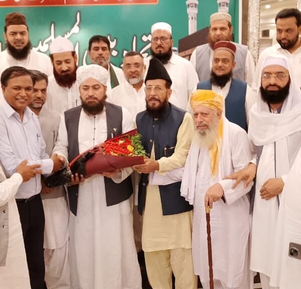 welcomed Mufti Ramzan Sialvi to Gujranwala