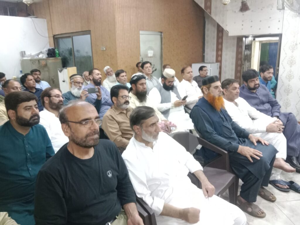 A discussion with traders in Gujranwala