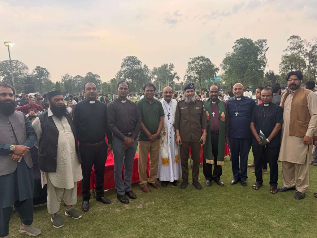 A group picture of Christian and Muslim religious, social leaders with the Deputy Superintendent of Police.