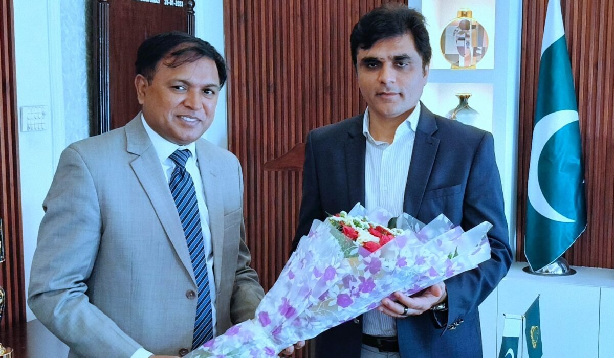 Shahzad Lawrence presenting flowers to Commissioner, Gujranwala.