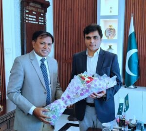 Shahzad Lawrence presenting flowers to Commissioner, Gujranwala.
